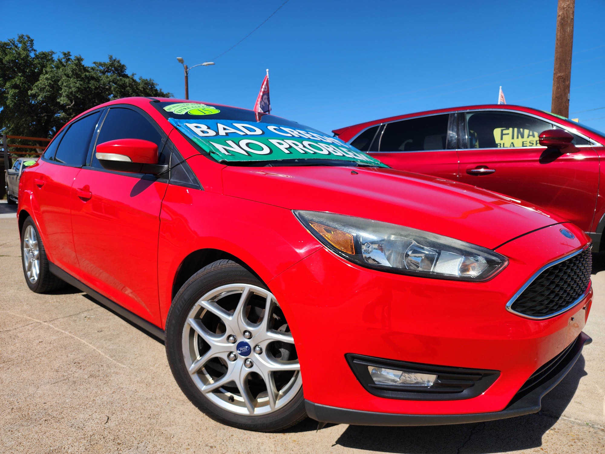 2015 RED Ford Focus SE (1FADP3F22FL) , AUTO transmission, located at 2660 S.Garland Avenue, Garland, TX, 75041, (469) 298-3118, 32.885387, -96.656776 - Photo #0